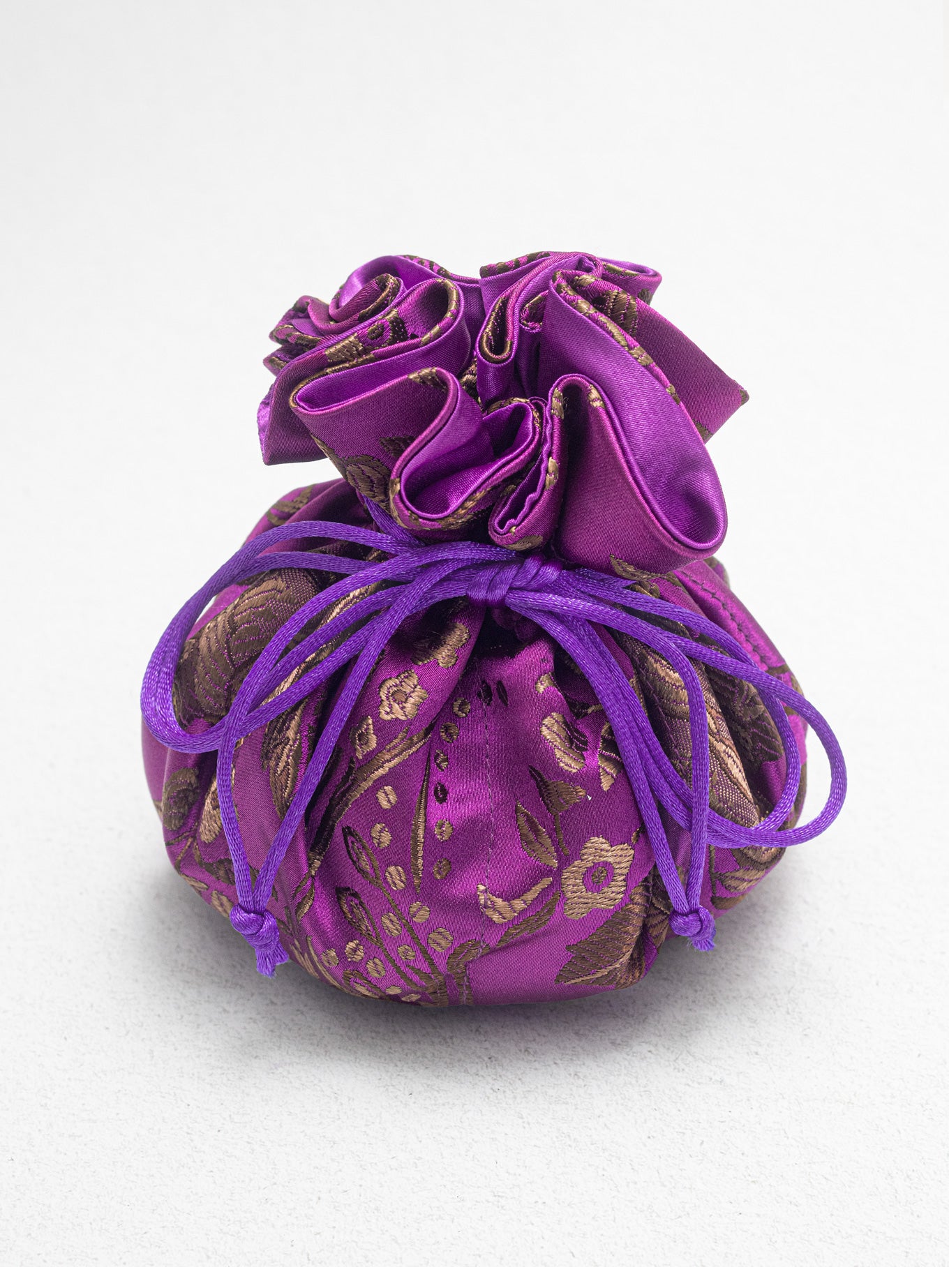 This Elegant Fleur Brocade Jewelry Storage Bag is a jewelry organizer ...